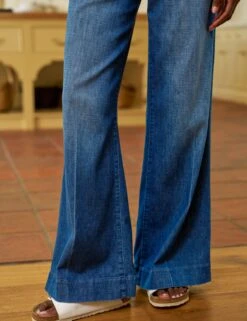 WEST VILLAGE 1984 Wash, Italian Dream™ Light Denim 8 WEST VILLAGE 1984 Wash, Italian Dream™ Light Denim -Frank Eileen Fashion Store 101 WAVERLY WHTD WVILLAGE 1984 MILAN SU25 JULY 3776 sRGB