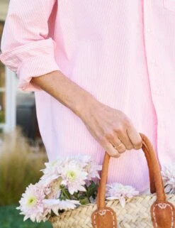 SHIRLEY Coral Stripe, 1947 Italian Oxford -Frank Eileen Fashion Store 17 WATERFORD WTL SHIRLEY HPSX SWEATER01 BRIGHT WHITE Model Beri Smither 24SP 3998 sRGB