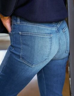 DERRY 1999 Wash, Italian Dream™ Denim 6 DERRY 1999 Wash, Italian Dream™ Denim -Frank Eileen Fashion Store 36 DERRY 1999 SWEATER01 NAVK Paloma Jonas 24FA 1263 sRGB