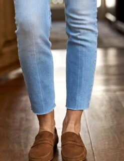 DERRY Faded Light Blue Wash, Italian Dream™ Denim 6 DERRY Faded Light Blue Wash, Italian Dream™ Denim -Frank Eileen Fashion Store 66 DERRY AN05 LAB516NTF BRNV NataliaBonifacci 24SU 6813 sRGB
