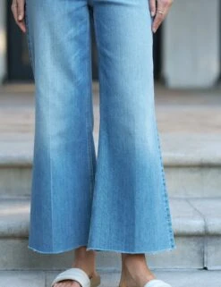 GALWAY 26" 1964 Wash, Italian Dream™ Denim 6 GALWAY 26" 1964 Wash, Italian Dream™ Denim -Frank Eileen Fashion Store 73 GALWAY 1964 LAB109 WHT SWEATER04 DNVK NathalieDarcas 25SP March 6219 sRGB